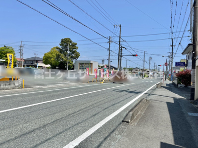 【前面道路含む現地写真】 | 磐田市中泉　中古物件　前面並列4台駐車 | 前面道路含む現地写真です