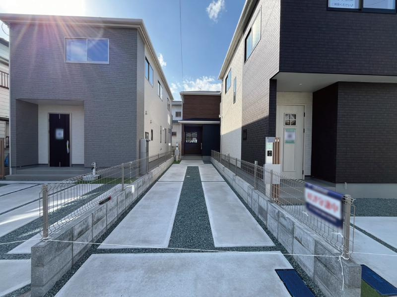 竹島町　中古戸建　（築浅物件）の前面道路含む現地写真