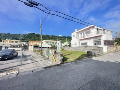 【前面道路含む現地写真】 | うるま市与那城平安座（全2区画） | 北西側2.8m♪