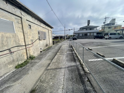 【前面道路含む現地写真】 | うるま市与那城平安座（全2区画） | 北西側2.8m♪