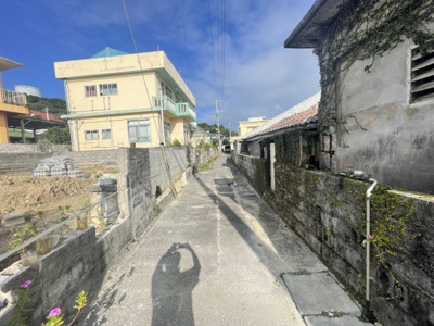 【前面道路含む現地写真】 | うるま市与那城平安座（全2区画） | 北東側3.1m♪