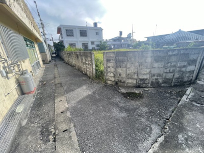 【前面道路含む現地写真】 | うるま市与那城平安座（全2区画） | 南東側2.4m♪