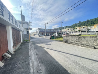 【前面道路含む現地写真】 | うるま市与那城平安座（全2区画） | 南西側5.6m♪