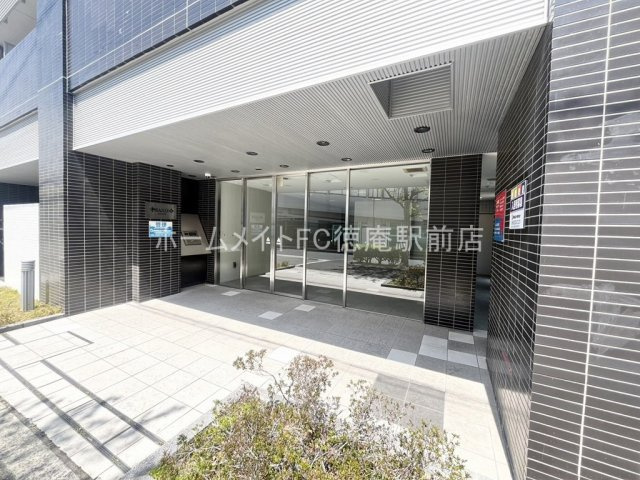 東大阪市高井田西６丁目の賃貸マンションのエントランス