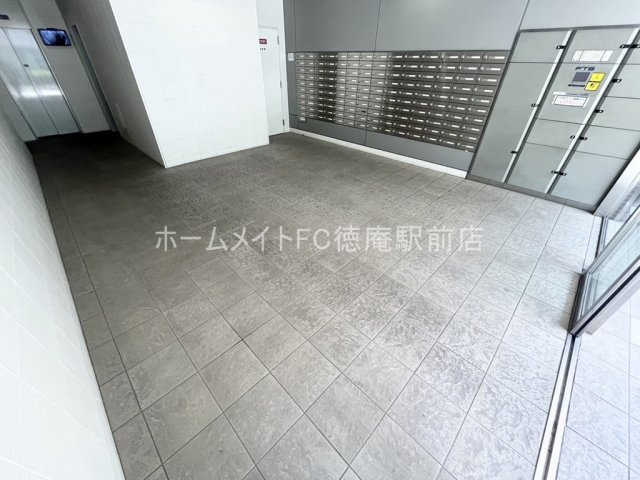 東大阪市高井田西６丁目の賃貸マンションのロビー