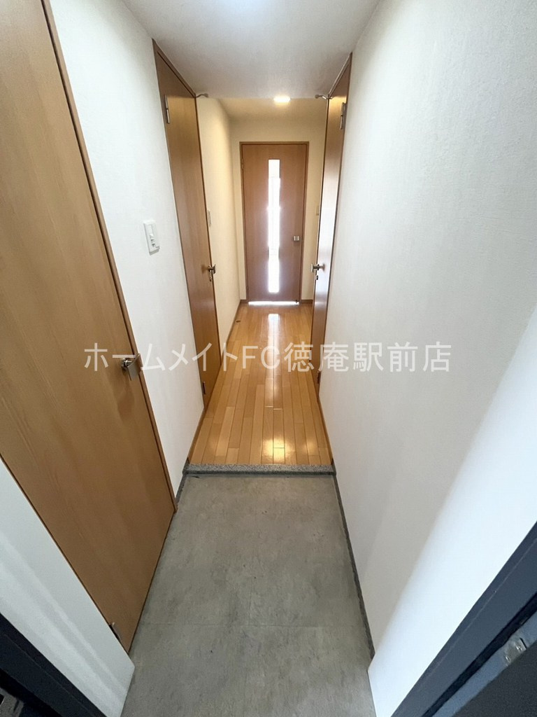 東大阪市高井田西６丁目の賃貸マンションの玄関
