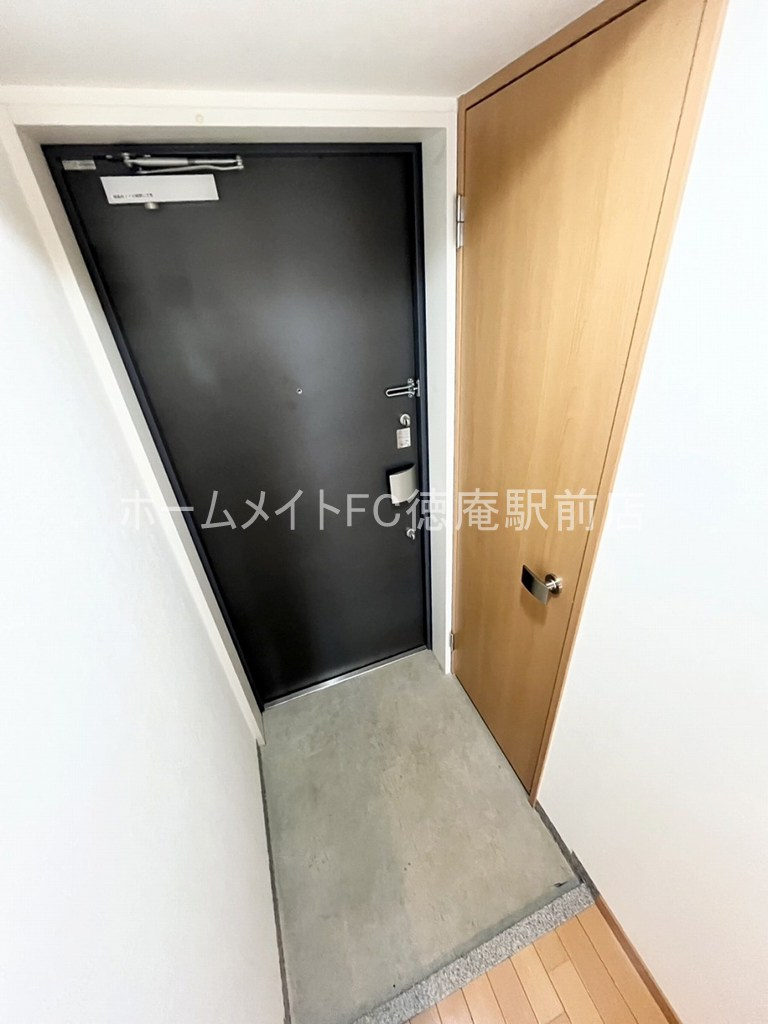 東大阪市高井田西６丁目の賃貸マンションの玄関