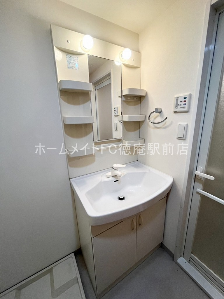 東大阪市高井田西６丁目の賃貸マンションの独立洗面台