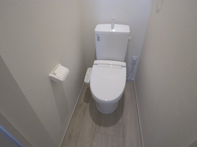 《仲介手数料無料》岩槻区本丸１丁目13-4(全1戸)新築一戸建てずっとプラスのトイレ|撮影日 2025年7月20日 17:00 晴れ