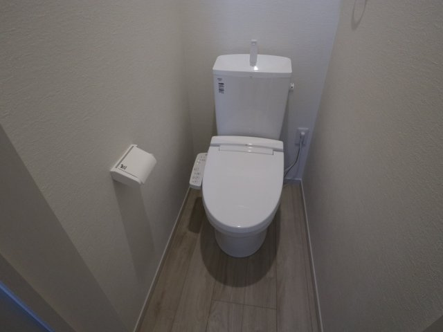 【トイレ】 | 《仲介手数料無料》岩槻区本丸１丁目13-4(全1戸)新築一戸建てずっとプラス | 撮影日 2025年7月20日 17:00 晴れ