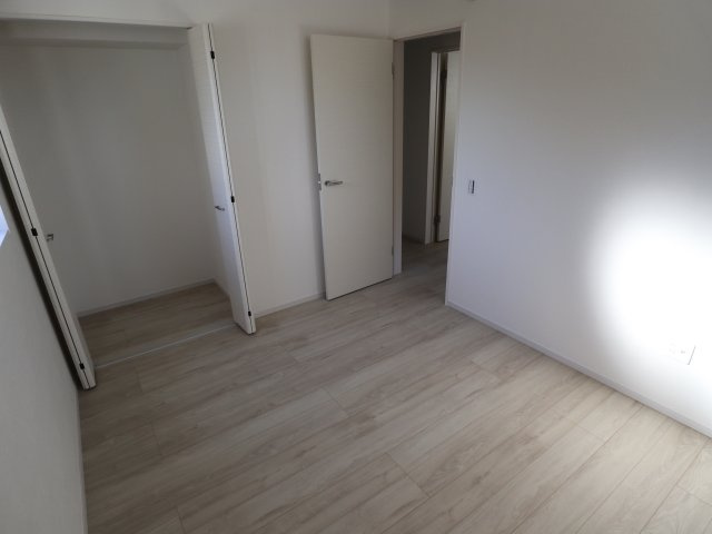 【洋室】 | 《仲介手数料無料》岩槻区本丸１丁目13-4(全1戸)新築一戸建てずっとプラス | 撮影日 2025年7月20日 17:00 晴れ