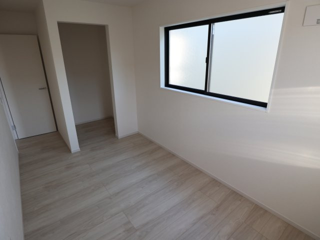 《仲介手数料無料》岩槻区本丸１丁目13-4(全1戸)新築一戸建てずっとプラスの洋室|撮影日 2025年7月20日 17:00 晴れ