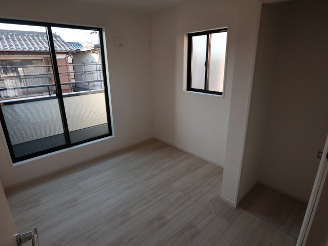 《仲介手数料無料》岩槻区本丸１丁目13-4(全1戸)新築一戸建てずっとプラスの洋室|撮影日 2025年7月20日 17:00 晴れ