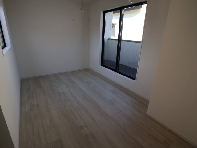 【洋室】 | 《仲介手数料無料》岩槻区本丸１丁目13-4(全1戸)新築一戸建てずっとプラス | 撮影日 2025年7月20日 17:00 晴れ