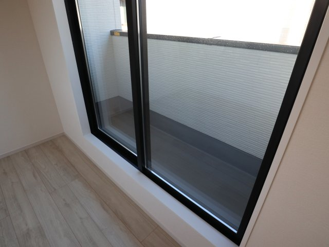 【バルコニー】 | 《仲介手数料無料》岩槻区本丸１丁目13-4(全1戸)新築一戸建てずっとプラス | 撮影日 2025年7月20日 17:00 晴れ