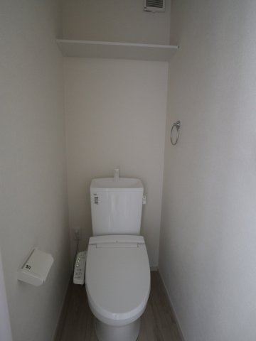 【トイレ】 | 《仲介手数料無料》岩槻区本丸１丁目13-4(全1戸)新築一戸建てずっとプラス | 撮影日 2025年7月20日 17:00 晴れ