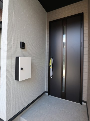 【玄関】 | 《仲介手数料無料》岩槻区本丸１丁目13-4(全1戸)新築一戸建てずっとプラス | 撮影日 2025年7月20日 17:00 晴れ