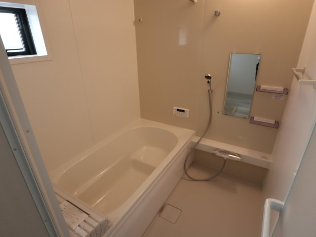 【浴室】 | 《仲介手数料無料》岩槻区本丸１丁目13-4(全1戸)新築一戸建てずっとプラス | 撮影日 2025年7月20日 17:00 晴れ