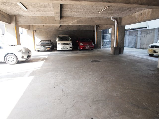 ハイツ鍛治の駐車場