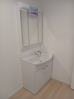 【洗面所】 | 海老名市上今泉4丁目  1号棟 第34 | 三面鏡付洗髪洗面化粧台