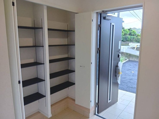 【玄関】 | 海老名市上今泉4丁目  1号棟 第34 | 大型シューズボックス付き