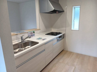 【キッチン】 | 海老名市上今泉4丁目  1号棟 第34 | 三口ガスコンロ・浄水器一体型水栓