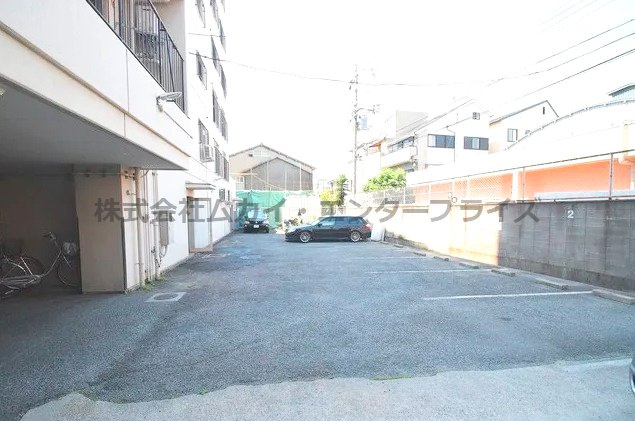 グランピア布施南の駐車場