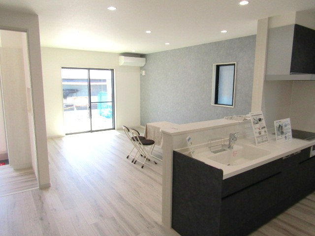 【居間・リビング】 | エンゼルハウス南アルプス市十五所① | ゆったり過ごせる居間です