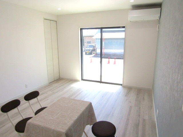 【居間・リビング】 | エンゼルハウス南アルプス市十五所① | こちらのリビングで趣味の時間をお楽しみください