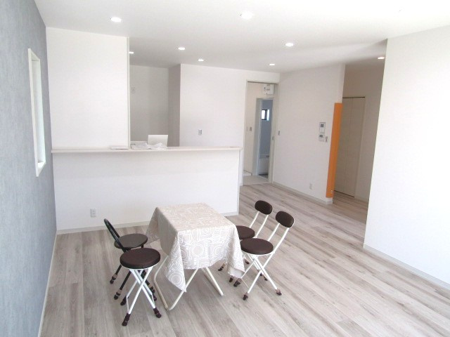 【居間・リビング】 | エンゼルハウス南アルプス市十五所① | ゆったり過ごせるリビングです