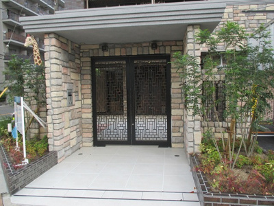 【エントランス】 | レオングラン新大阪レジデンス | 外門とエントランス扉が有りそれぞれオートロック完備です