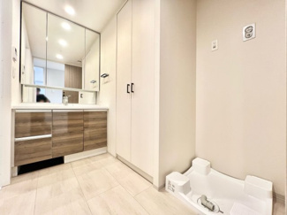 【独立洗面台】 | プレミスト山科椥辻ザ・テラス | 【洗面所】三面鏡の裏に歯ブラシなどの小物を収納でき、水回りを清潔に保てます(^^)/
また、洗面台下にも収納スペースがあり洗剤などのストックが出来ますね。