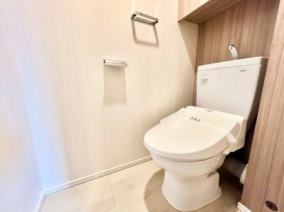 【トイレ】 | プレミスト山科椥辻ザ・テラス | 【トイレ】トイレには収納スペースが設けられており、小物の整理ができます。また、温水洗浄便座・暖房便座付きで寒い日も安心です。