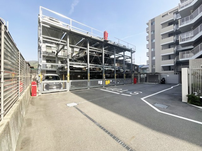 【駐車場】 | プレミスト山科椥辻ザ・テラス | 駐車場空き無（令和7年4月現在）。
月額：8000~13000円
※駐車場等の空き状況は都度要確認