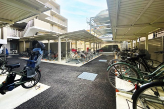 【駐輪場】 | プレミスト山科椥辻ザ・テラス | 駐車場空き無（令和7年4月現在）
自転車：月額200~800円
バイク：月額2000円
※駐車場等の空き状況は都度要確認