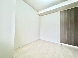 【洋室】 | プレミスト山科椥辻ザ・テラス | 【洋室4.5帖】こちらは4.5帖の洋室です。リモートワークなどのワークスペースとしてもピッタリのお部屋です。