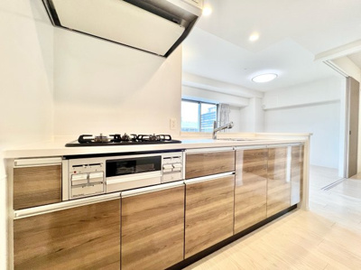 【キッチン】 | プレミスト山科椥辻ザ・テラス | 【キッチン】対面式のシステムキッチンですので、ご家族の様子を見ながら食事の支度が出来ますね。