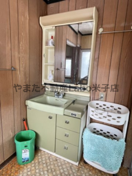 日野郡日野町舟場中古戸建の洗面所