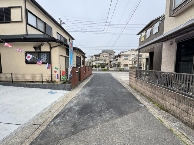 三郷市早稲田４丁目新築戸建【丹後小学校：10分】の前面道路含む現地写真|北側前面道路