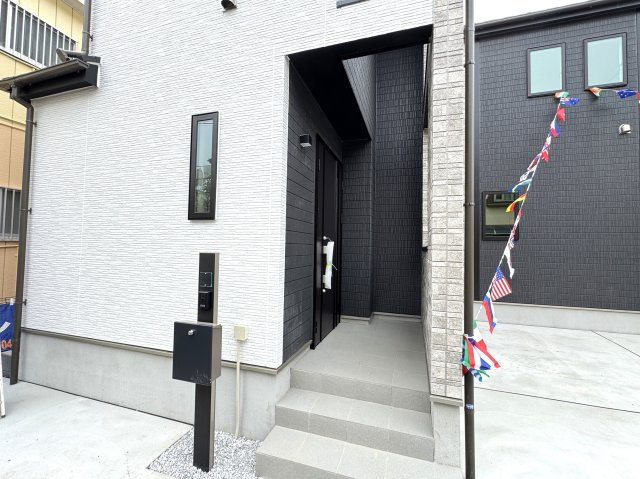 三郷市早稲田４丁目新築戸建【丹後小学校：10分】のエントランス|エントランス・玄関ポーチ