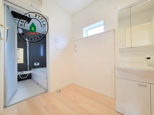 宮崎市赤江第5-2棟（1号棟）の脱衣所|ゆとりの洗面スペースで朝の身支度もスムーズに。暮らしを快適に変えるシャワー付洗面台です！