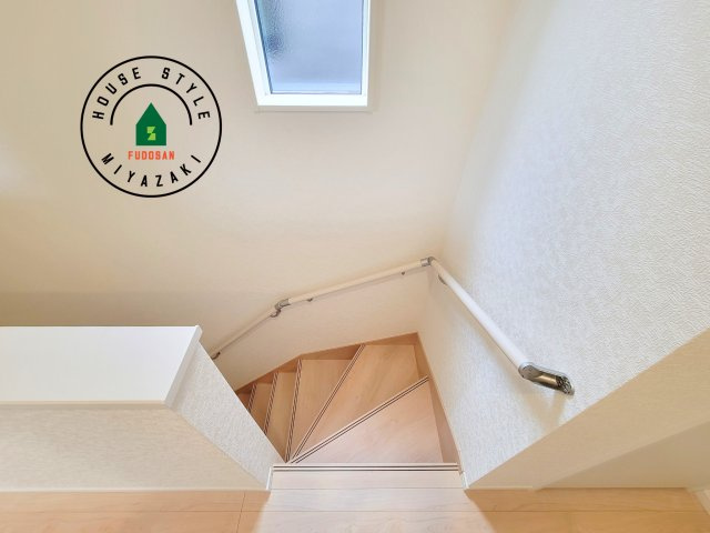 宮崎市赤江第5-2棟（1号棟）の内装|＜手すり付階段＞手すりがないと階段の昇り降りで危険なことはもちろん、壁に手をつきながら歩くことで壁紙が汚れやすくなります。すべての方に快適に昇り降りしていただくため、手すりを設置しました。