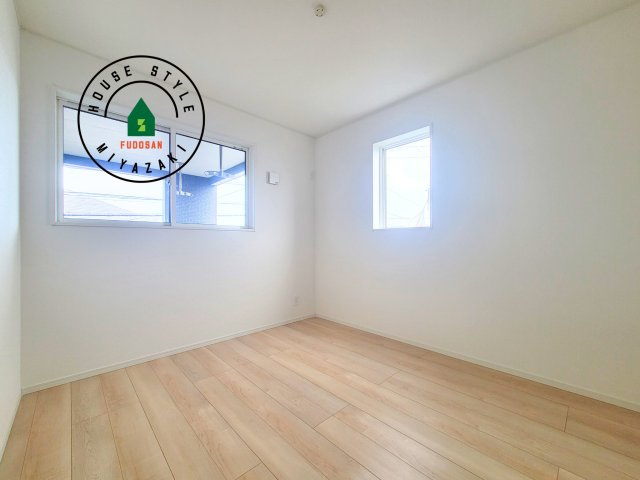 宮崎市赤江第5-2棟（1号棟）の洋室|柔らかい陽光が差し込む明るいお部屋を演出する設計。彩光の取れる窓が気持ちの良いお部屋を創り上げます。