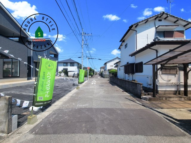 宮崎市赤江第5-2棟（1号棟）の前面道路含む現地写真|前面道路は閑静な住宅地をはしる車通りの少ない道路。お車の出し入れが苦手なママや小さなお子様にも安心ですね。しっかり舗装もされているので、ベビーカーや自転車で通っても快適に通行できます。