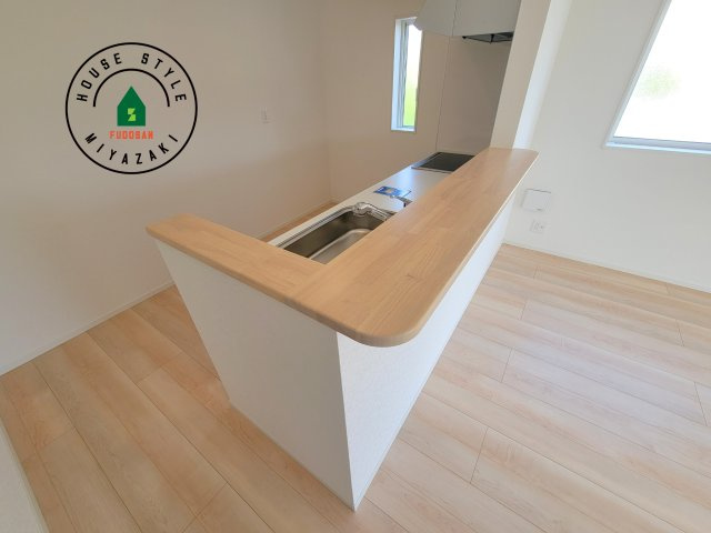 宮崎市赤江第5-2棟（1号棟）のダイニング|キッチンから立ち込める香りが今日の料理を期待させます。