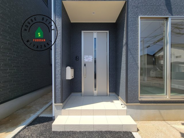 宮崎市赤江第5-2棟（1号棟）の玄関|おでかけの時も帰った時も、「我が家」を最初に感じでもらえる素敵な空間に。