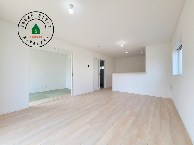 宮崎市赤江第5-2棟（1号棟）の居間・リビング|キッチンからリビングをしっかり確認できます。家族の笑顔があふれる空間になりそうですね。