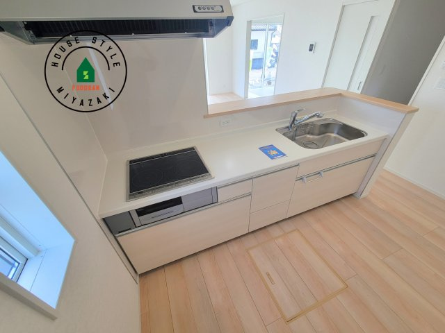 宮崎市赤江第5-2棟（1号棟）のキッチン|ダイニングテーブルへの配膳がラクラク、お料理はかどるカウンター付きシステムキッチン！