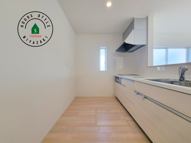 宮崎市赤江第5-2棟（1号棟）のキッチン|明るいキッチン作業スペースを多くとりました。ご夫婦でキッチンに立っても調理がしやすい広さです。食器類もすっきりと片付く収納は魅力的です。