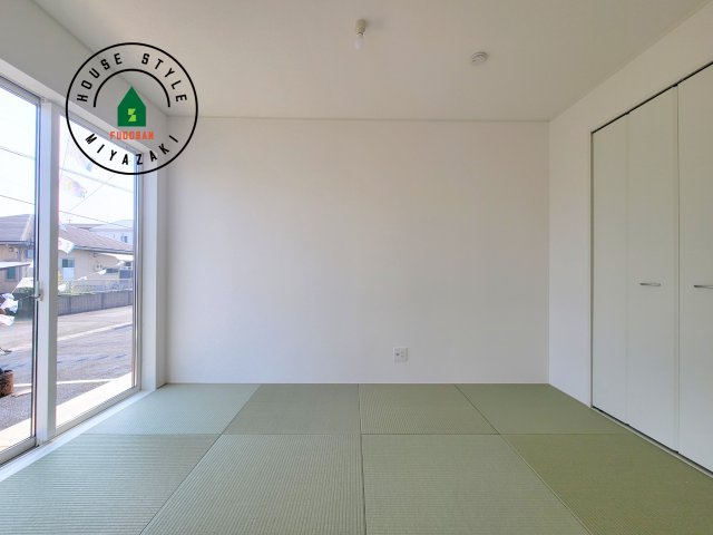 宮崎市赤江第5-2棟（1号棟）の和室|和室を上手に活用すると暮らし方の幅が広がります。例えば普段は開け放して、子供の小さいうちはお昼寝や遊びのスペースに。畳はソフトなので転んでもケガをしにくく安心です